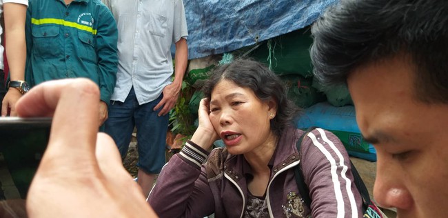 Hiện trường vụ cháy làm 8 người chết, mất tích tại Hà Nội: Người mẹ gào khóc ngồi đợi nhận thi thể con trai - Ảnh 1.