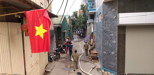 Hiện trường vụ cháy làm 8 người chết, mất tích tại Hà Nội: Người mẹ gào khóc ngồi đợi nhận thi thể con trai - Ảnh 13.