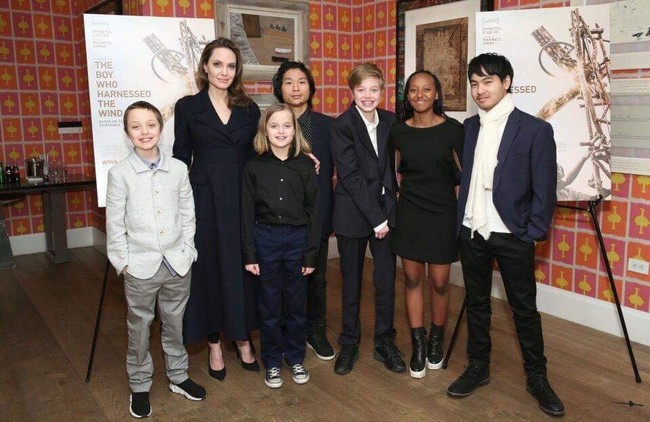 Angelina Jolie kéo dài quá trình ly hôn để mong được quay trở về bên Brad Pitt? - Ảnh 2. Angelina Jolie kéo dài quá trình ly hôn để mong được quay trở về bên Brad Pitt? - Ảnh 2.