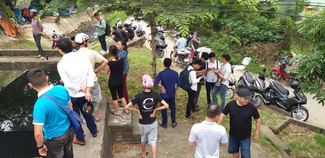 Hiện trường vụ cháy làm 8 người chết, mất tích tại Hà Nội: Người mẹ gào khóc ngồi đợi nhận thi thể con trai - Ảnh 8.