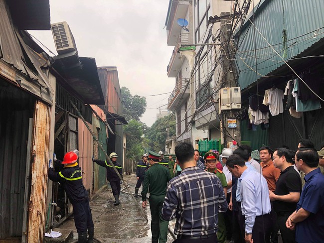 Cháy kinh hoàng tại Hà Nội, 8 người chết và mất tích vì bị chôn vùi trong đống đổ nát - Ảnh 2.
