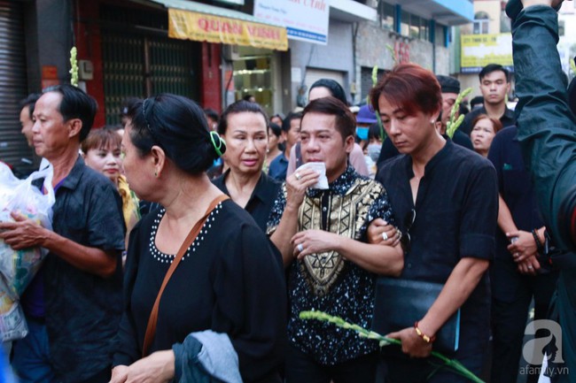 Nghệ sĩ Minh Nhí òa khóc nức nở phải có người dìu đi trong lễ động quan nghệ sĩ Anh Vũ  - Ảnh 3.