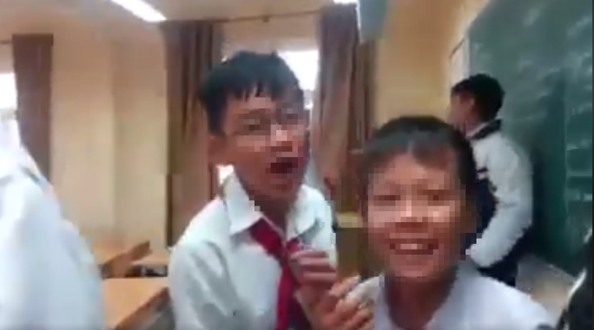 Lại thêm một nữ sinh cấp 2 bị bạn đánh, tát túi bụi ngay trong lớp học, bạn bè xung quanh hò reo cổ vũ ở Quảng Ninh - Ảnh 4.