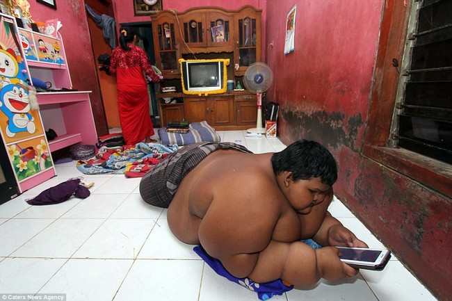 Từng được coi là ‘bé trai nặng nhất thế giới’, cậu bé Indonesia béo đến không thể đi học nổi giờ ra sao - Ảnh 3.