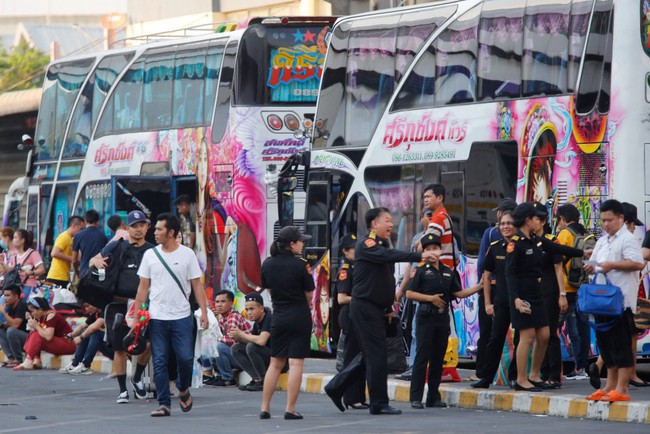 Dòng người ùn ùn đổ về Thái Lan dịp lễ Songkran, 7 ngày nguy hiểm bắt đầu - Ảnh 3.