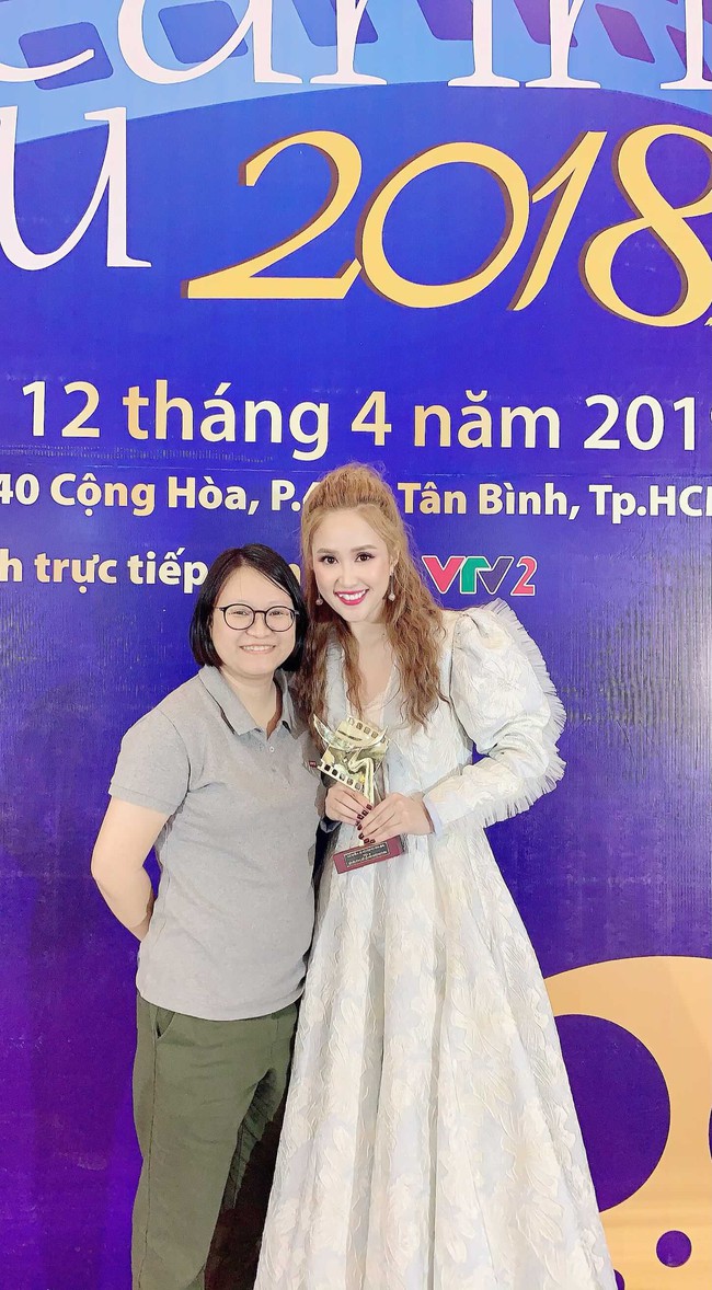 Đi nhận Cánh Diều Vàng cùng chồng điển trai, Phương Hằng của Gạo nếp gạo tẻ khiến ai cũng ghen tỵ - Ảnh 4.