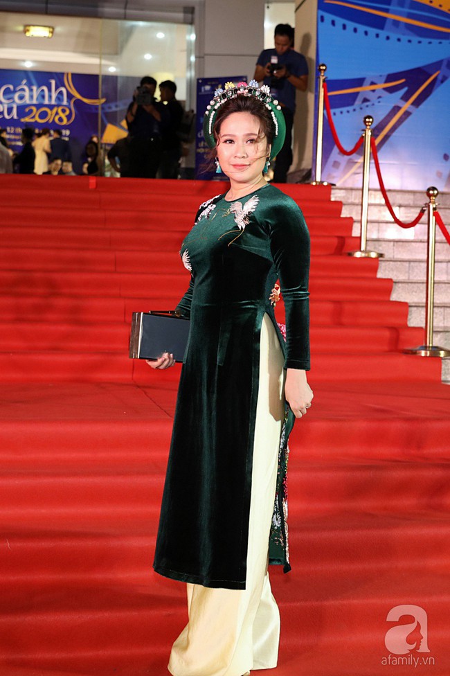 Thảm đỏ Cánh Diều Vàng 2019: Trương Ngọc Ánh diện váy táo bạo khoe ngực đầy, Mai Ngô lộ thân hình có phần phát tướng  - Ảnh 12.
