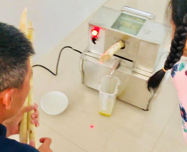 Công Vinh xay nước mía tại nhà, tập xe đạp cho bé Gạo: Ông bố Vbiz đảm đang, thương con hết mực là đây! - Ảnh 1. Công Vinh xay nước mía tại nhà, tập xe đạp cho bé Gạo: Ông bố Vbiz đảm đang, thương con hết mực là đây! - Ảnh 1.