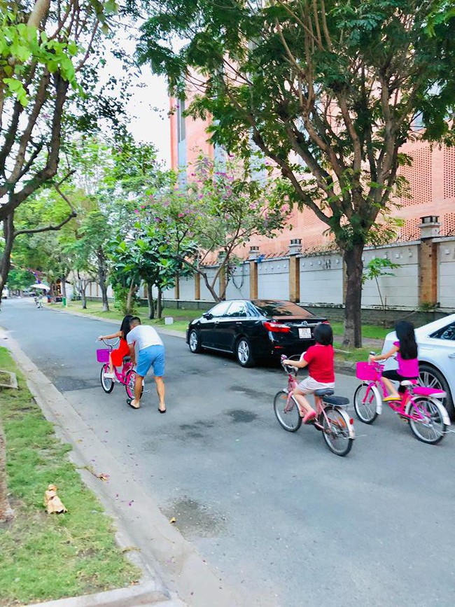 Công Vinh xay nước mía tại nhà, tập xe đạp cho bé Gạo: Ông bố Vbiz đảm đang, thương con hết mực là đây! - Ảnh 4. Công Vinh xay nước mía tại nhà, tập xe đạp cho bé Gạo: Ông bố Vbiz đảm đang, thương con hết mực là đây! - Ảnh 4.