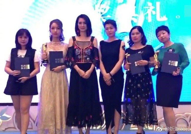 Người vợ bị cắm sừng trong drama ngoại tình lộ diện giữa tin đồn bị tiểu tam đuổi khỏi nhà: Đẹp đỉnh cao, quá rạng rỡ - Ảnh 7. Người vợ bị cắm sừng trong drama ngoại tình lộ diện giữa tin đồn bị tiểu tam đuổi khỏi nhà: Đẹp đỉnh cao, quá rạng rỡ - Ảnh 7.