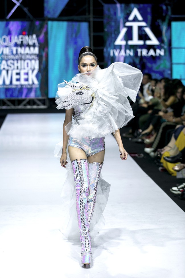 Sau ồn ào cát-xê giá khủng, Hoa hậu Hương Giang hóa thân thành nữ chiến binh sắc lạnh, gợi cảm tự tin làm vedette trong show thời trang - Ảnh 1. Sau ồn ào cát-xê giá khủng, Hoa hậu Hương Giang hóa thân thành nữ chiến binh sắc lạnh, gợi cảm tự tin làm vedette trong show thời trang - Ảnh 1.