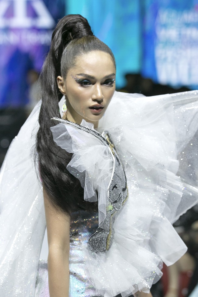 Sau ồn ào cát-xê giá khủng, Hoa hậu Hương Giang hóa thân thành nữ chiến binh sắc lạnh, gợi cảm tự tin làm vedette trong show thời trang - Ảnh 2.