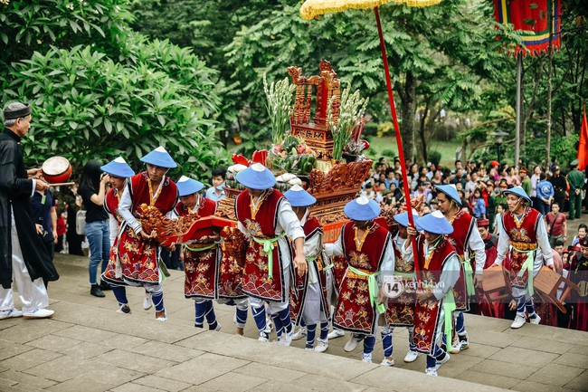 Chùm ảnh: Em nhỏ hoảng sợ khóc thét, được người nhà lôi kéo chen chúc giữa biển người tiến vào đền Hùng - Ảnh 2.