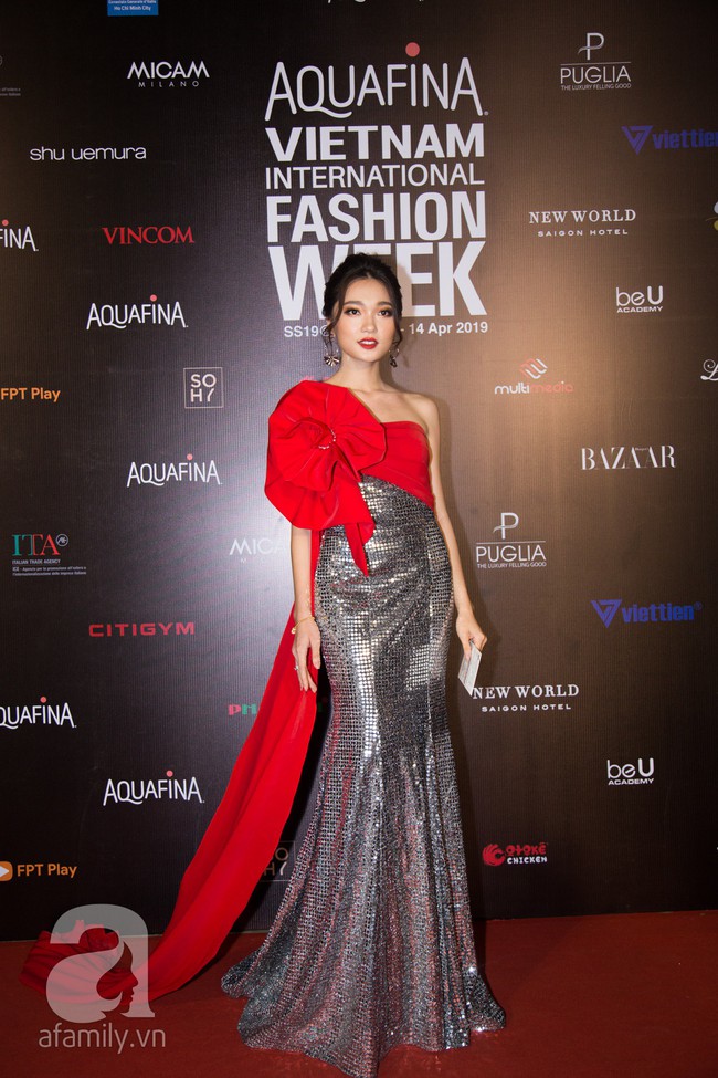 Thảm đỏ ngày cuối VIFW 2019: Hari Won táo bạo nhưng nổi nhất lại là bạn gái tin đồn của cầu thủ Văn Đức  - Ảnh 4.