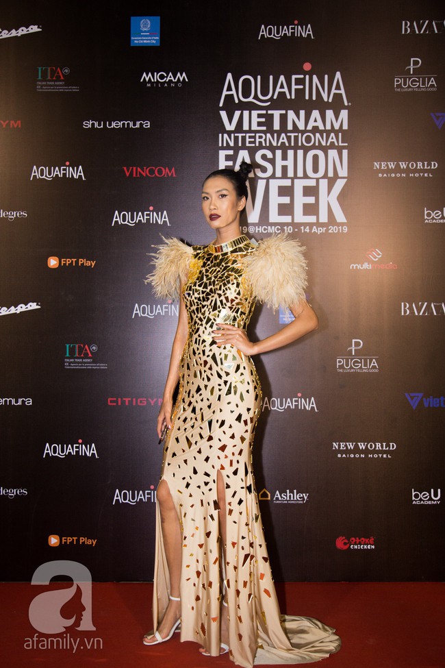 Thảm đỏ ngày cuối VIFW 2019: Hari Won táo bạo nhưng nổi nhất lại là bạn gái tin đồn của cầu thủ Văn Đức  - Ảnh 7.