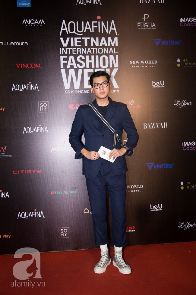 Thảm đỏ ngày cuối VIFW 2019: Hari Won táo bạo nhưng nổi nhất lại là bạn gái tin đồn của cầu thủ Văn Đức  - Ảnh 10.