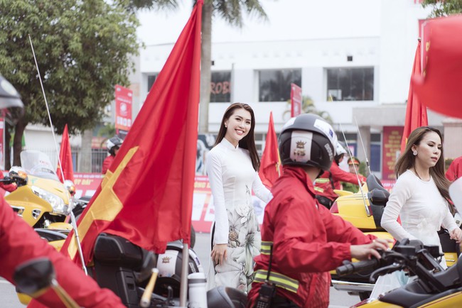 Sở hữu vòng eo 53, Hoa hậu Tường Linh sáng nền nã, tối gợi cảm với áo dài đi dự sự kiện  - Ảnh 5.