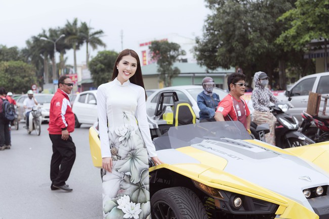 Sở hữu vòng eo 53, Hoa hậu Tường Linh sáng nền nã, tối gợi cảm với áo dài đi dự sự kiện  - Ảnh 6.