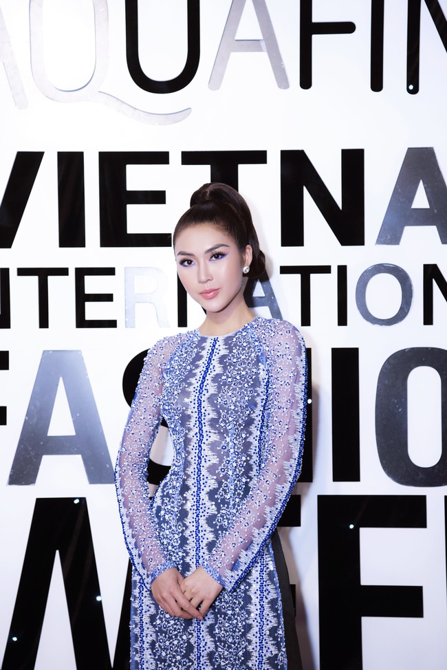 Sở hữu vòng eo 53, Hoa hậu Tường Linh sáng nền nã, tối gợi cảm với áo dài đi dự sự kiện  - Ảnh 7.