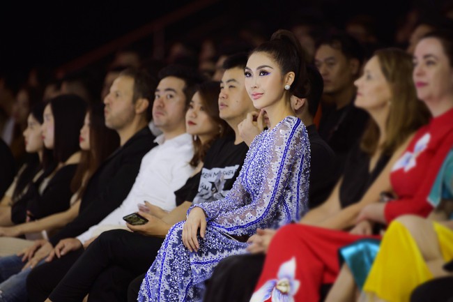 Sở hữu vòng eo 53, Hoa hậu Tường Linh sáng nền nã, tối gợi cảm với áo dài đi dự sự kiện  - Ảnh 9.