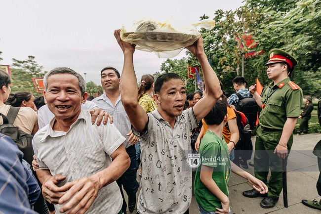 Chùm ảnh: Em nhỏ hoảng sợ khóc thét, được người nhà lôi kéo chen chúc giữa biển người tiến vào đền Hùng - Ảnh 16.