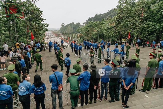 Chùm ảnh: Em nhỏ hoảng sợ khóc thét, được người nhà lôi kéo chen chúc giữa biển người tiến vào đền Hùng - Ảnh 4.