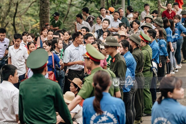 Chùm ảnh: Em nhỏ hoảng sợ khóc thét, được người nhà lôi kéo chen chúc giữa biển người tiến vào đền Hùng - Ảnh 5.