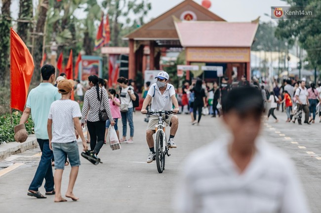 Bất chấp biển cấm, nhiều du khách vẫn mặc váy ngắn quần cộc đến lễ hội Đền Hùng - Ảnh 7.