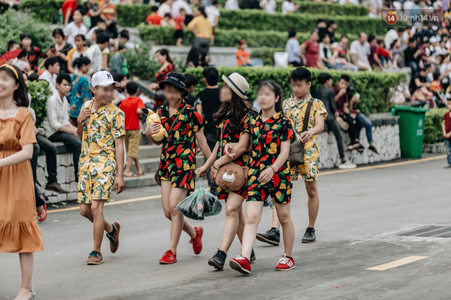 Bất chấp biển cấm, nhiều du khách vẫn mặc váy ngắn quần cộc đến lễ hội Đền Hùng - Ảnh 8.