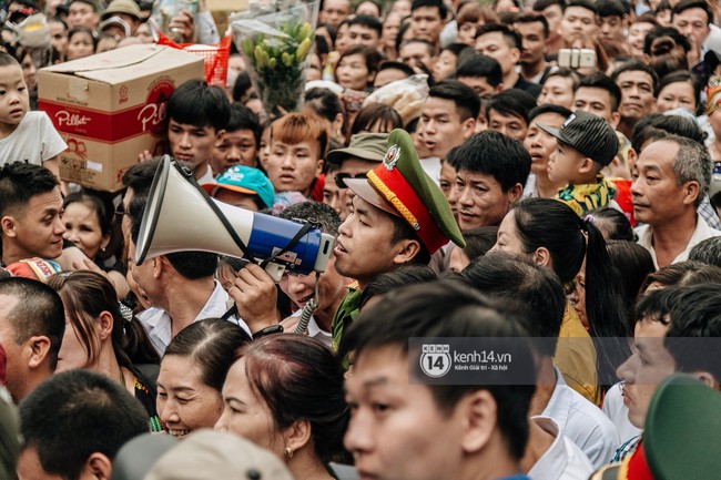 Chùm ảnh: Em nhỏ hoảng sợ khóc thét, được người nhà lôi kéo chen chúc giữa biển người tiến vào đền Hùng - Ảnh 10.