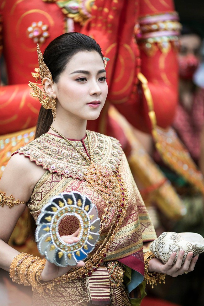 Dân tình náo loạn với nhan sắc cực phẩm của nữ thần Thungsa trong lễ Songkran 2019 tại Thái Lan - Ảnh 3.