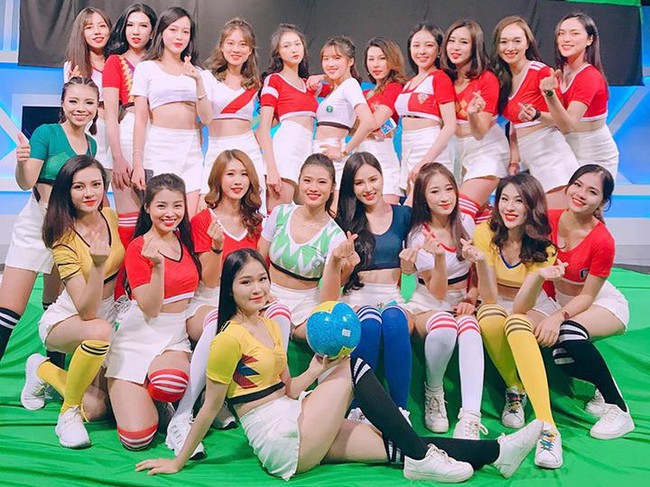 Sau một năm, dàn hot girl World Cup 2018: Người đang là tâm điểm thị phi, người chẳng mặn mà xuất hiện cùng hội chị em - Ảnh 1.