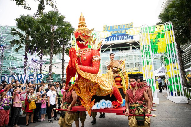 Dân tình náo loạn với nhan sắc cực phẩm của nữ thần Thungsa trong lễ Songkran 2019 tại Thái Lan - Ảnh 9.