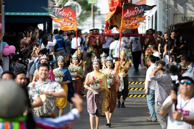 Dân tình náo loạn với nhan sắc cực phẩm của nữ thần Thungsa trong lễ Songkran 2019 tại Thái Lan - Ảnh 13.