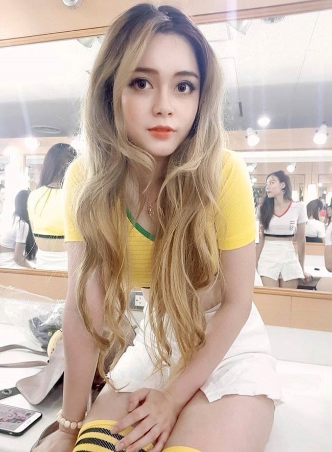 Sau một năm, dàn hot girl World Cup 2018: Người đang là tâm điểm thị phi, người chẳng mặn mà xuất hiện cùng hội chị em - Ảnh 7.