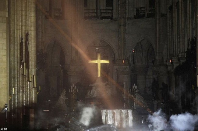 Hình ảnh kỳ diệu sau đám cháy Nhà thờ Đức Bà Paris: Cây thánh giá bằng vàng vẫn còn nguyên vẹn, phát sáng giữa đống tro tàn đen tối - Ảnh 2.