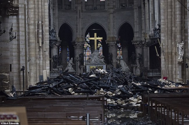 Phát hiện thêm một tuyệt tác của Nhà thờ Đức Bà Paris vẫn gần như còn nguyên vẹn, đứng hiên ngang trước đống tro tàn đổ nát - Ảnh 4.