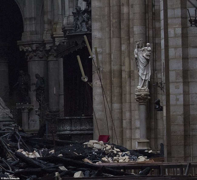 Phát hiện thêm một tuyệt tác của Nhà thờ Đức Bà Paris vẫn gần như còn nguyên vẹn, đứng hiên ngang trước đống tro tàn đổ nát - Ảnh 6.