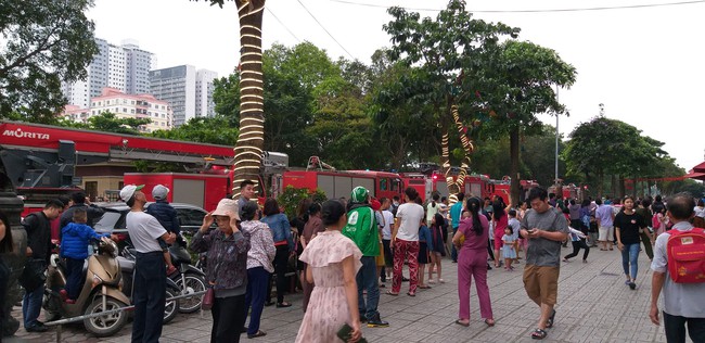 Hà Nội: Cháy căn hộ tại tầng 32 chung cư Linh Đàm, hàng nghìn người hốt hoảng ôm con nhỏ chạy bộ xuống sân  - Ảnh 2.