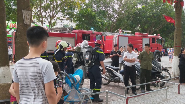 Hà Nội: Cháy căn hộ tại tầng 32 chung cư Linh Đàm, hàng nghìn người hốt hoảng ôm con nhỏ chạy bộ xuống sân  - Ảnh 4.