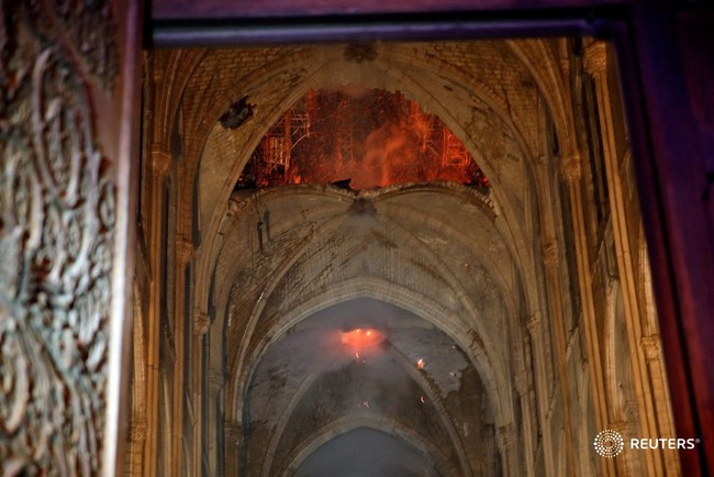 Háo hức đến ngày cả nhà sang Pháp tháng 7 tới, vợ chồng Hằng Túi bàng hoàng khi Nhà thờ Đức Bà Paris cháy lớn - Ảnh 7.