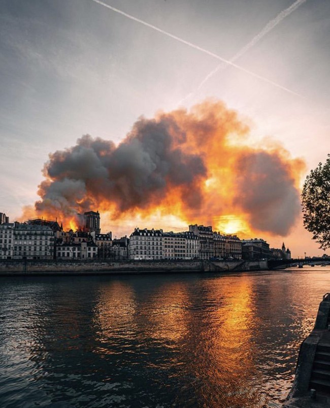 Notre Dame: Biểu tượng đáng tự hào làm nên ý nghĩa của thành phố Paris và sự sụp đổ khiến cả nhân loại rơi nước mắt - Ảnh 15.