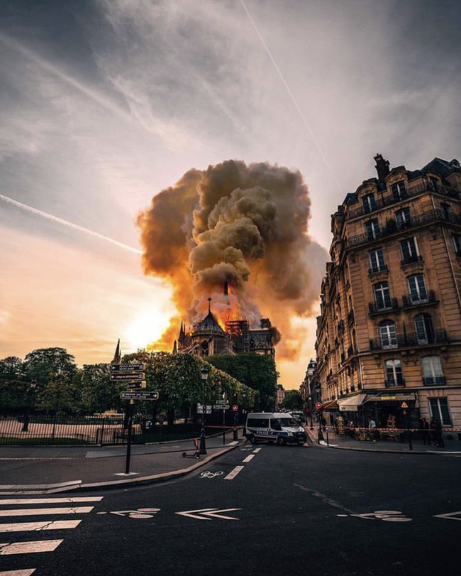Notre Dame: Biểu tượng đáng tự hào làm nên ý nghĩa của thành phố Paris và sự sụp đổ khiến cả nhân loại rơi nước mắt - Ảnh 13.