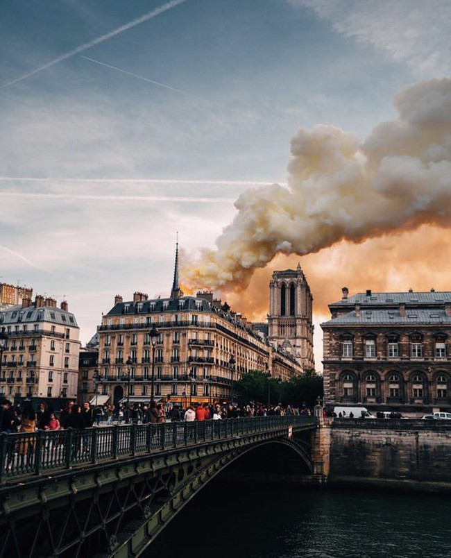 Notre Dame: Biểu tượng đáng tự hào làm nên ý nghĩa của thành phố Paris và sự sụp đổ khiến cả nhân loại rơi nước mắt - Ảnh 14.