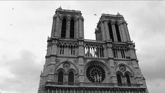 Trước khi bị ngọn lửa hung tàn nhấn chìm, ít ai biết Nhà thờ Đức Bà Paris từng chứng kiến màn đi dây huyền thoại qua 2 đỉnh tháp chuông - Ảnh 5.