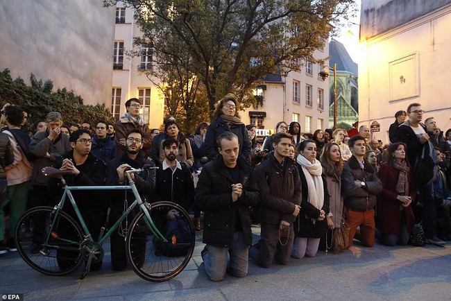 Người dân Paris quỳ xuống, nắm chặt tay nhau đồng lòng hát vang Ave Maria trên đường phố trước khung cảnh hoang tàn của Nhà thờ Đức Bà  - Ảnh 4.