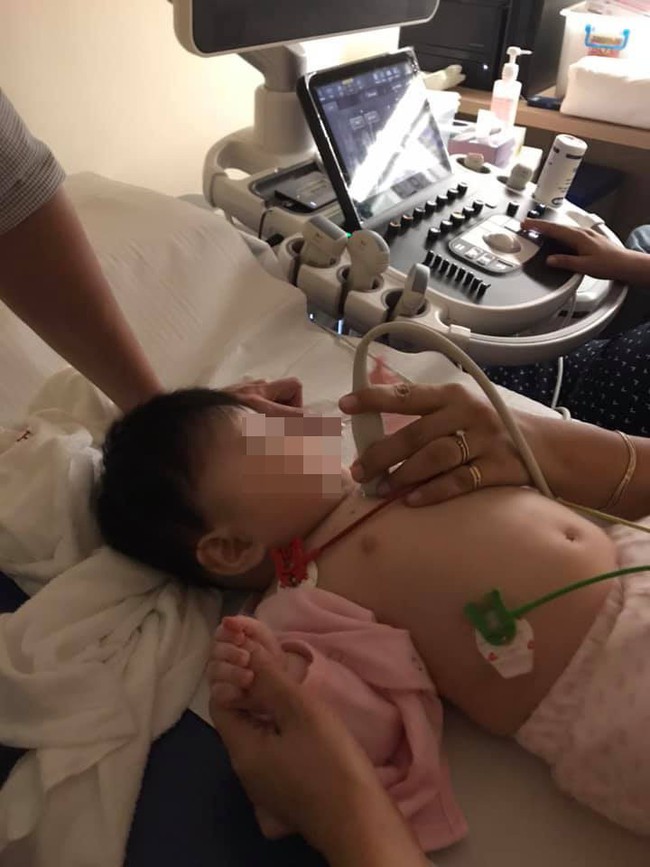 Con gái 4 tháng bỏ bú và sốt cao mãi không khỏi, dù bác sĩ chẩn đoán mắc bệnh thông thường nhưng người mẹ nhất quyết làm điều này để cứu con  - Ảnh 2.