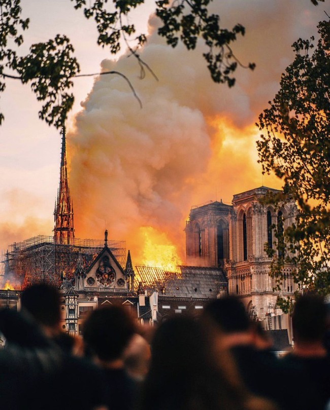 Nhà thờ Đức Bà Paris chìm trong biển lửa, dân mạng bàng hoàng chia sẻ những bức tranh chan chứa tình cảm cầu nguyện cho Paris - Ảnh 1.