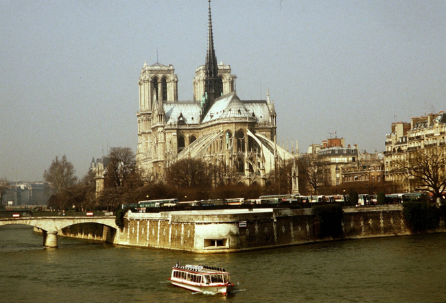 Những bức ảnh cực quý hiếm không phải ai cũng được nhìn thấy về một quá khứ tuyệt đẹp của Nhà thờ Đức Bà Paris - chứng nhân lịch sử của nước Pháp - Ảnh 15.