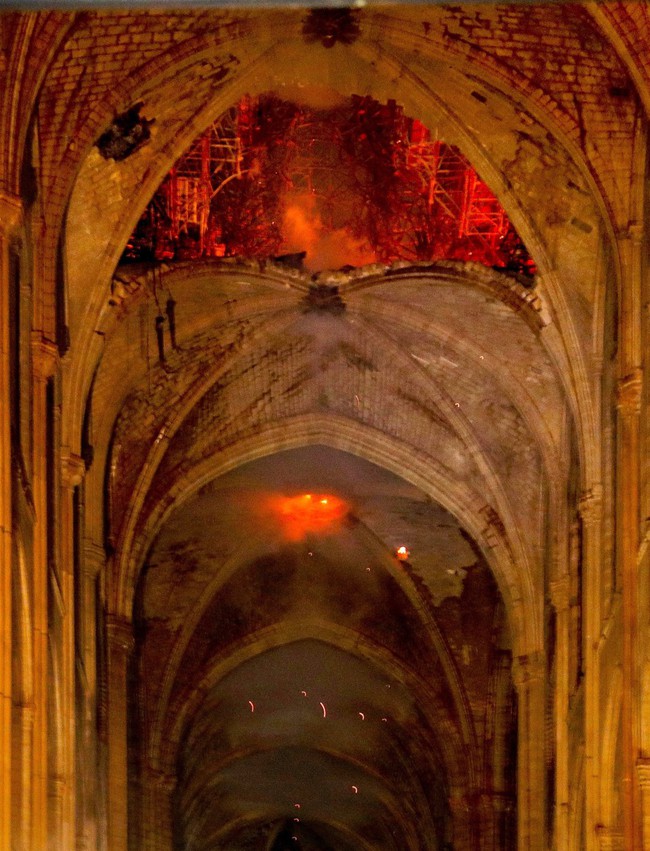 Hình ảnh kỳ diệu sau đám cháy Nhà thờ Đức Bà Paris: Cây thánh giá bằng vàng vẫn còn nguyên vẹn, phát sáng giữa đống tro tàn đen tối - Ảnh 3.